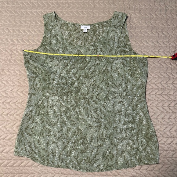 J Jill - silk like patterned sleeveless blouse. Gorgeous peridot green, size M. - Picture 4 of 7